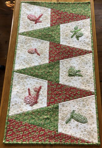 Quilted tablerunner with pine cone embroidery