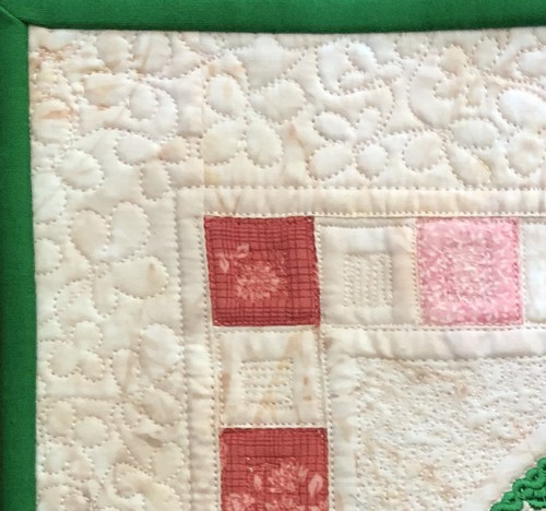 A close up of Spring Window quilting stitches.